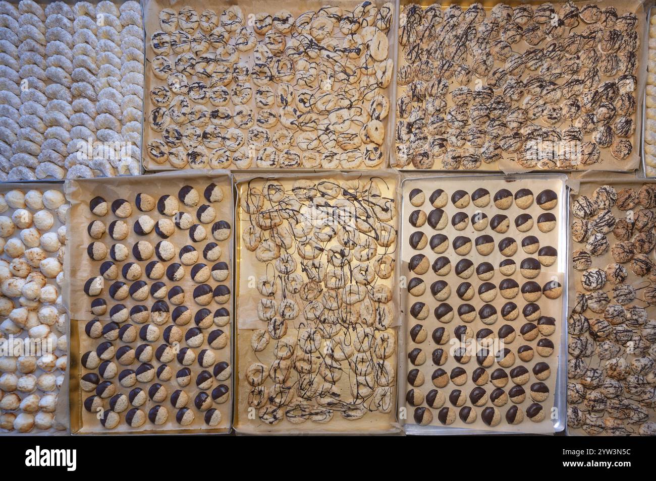 Biscuits prêts à l'emploi disposés sur des plaques de cuisson, Bavière, Germanybd Banque D'Images