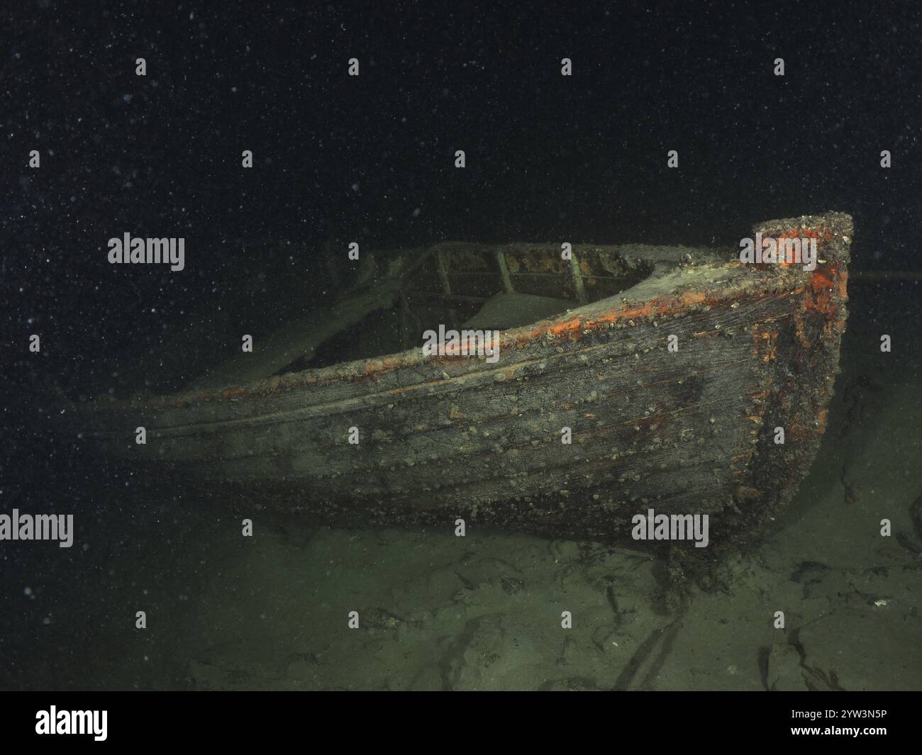 Un naufrage d'un bateau à rames se trouve sur le fond du lac de sable, site de plongée Schoggiwand, lac de Zurich, Kilchberg, Zurich, Suisse, Europe Banque D'Images