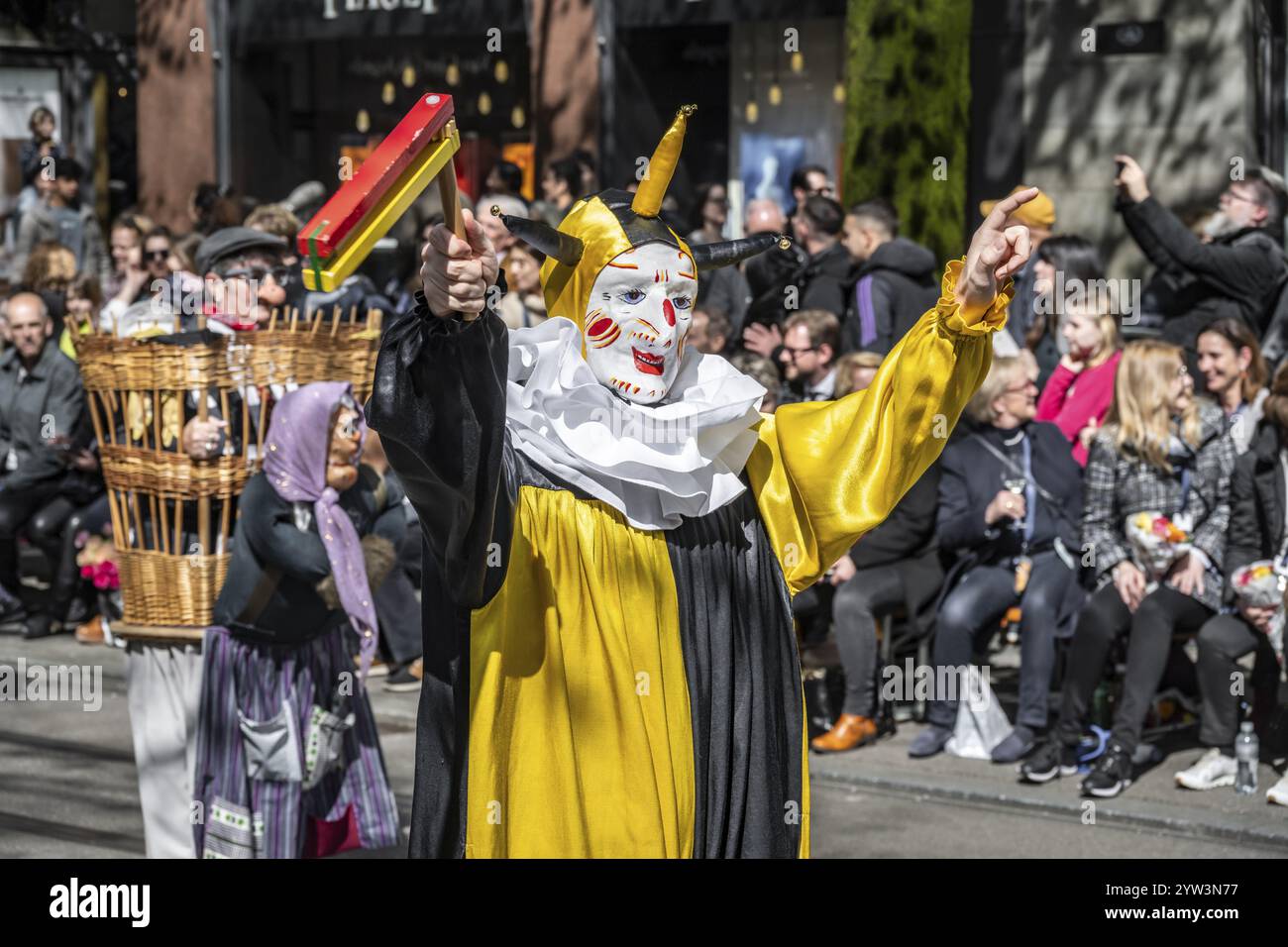 Les participants déguisés en bouffons du canton invité de Schwyz, symposium des bouffons des sociétés carnavalesques Maerchler, défilé des cos historiques Banque D'Images