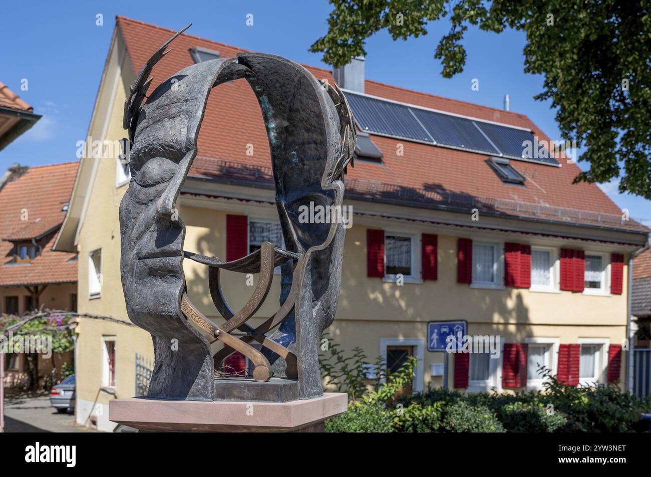 Fontaine avec le buste de l'empereur romain Vespasien, œuvre d'art de 1992 du sculpteur Guido Messer, Riegel am Kaiserstuhl, Bade-Wuerttemberg, Banque D'Images