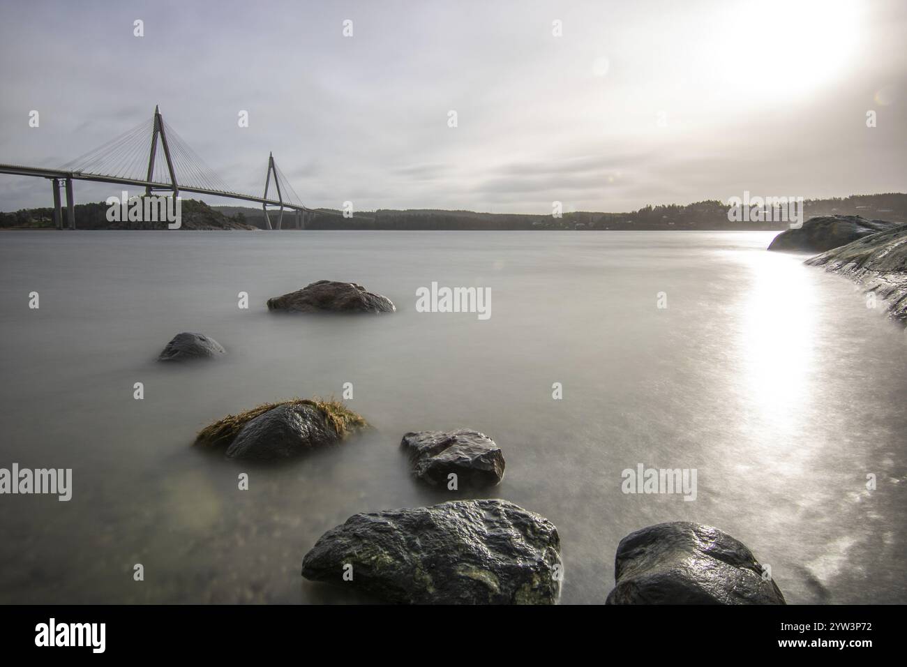 Belle photo côtière au coucher du soleil. Vue de paysage d'une côte escarpée dans une réserve naturelle. Des bâtiments suédois typiques peuvent être trouvés dans l'image, pont. Banque D'Images