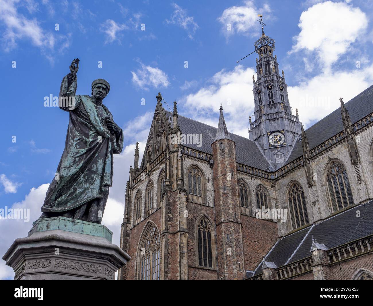 Monument à l'inventeur hollandais de l'imprimerie typographique Laurens Janszoon Coster sur la Grote Markt et en arrière-plan la cathédrale de Bavo (de Gro Banque D'Images