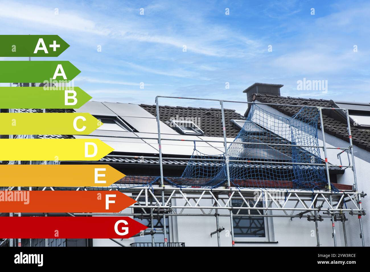 Échafaudages et panneaux solaires sur le toit d'une maison individuelle à Essen, classes d'efficacité énergétique selon le GEG, Essen, Allemagne, Europe Banque D'Images