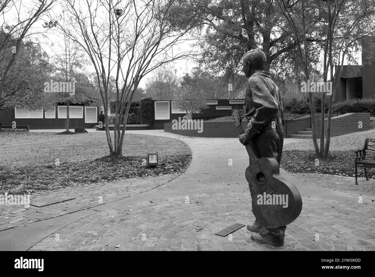 Statue en bronze du jeune Elvis Presley regardant un mur d'histoire au musée et à la chapelle du lieu de naissance d'Elvis Presley à Tupelo, Mississippi, États-Unis. Banque D'Images