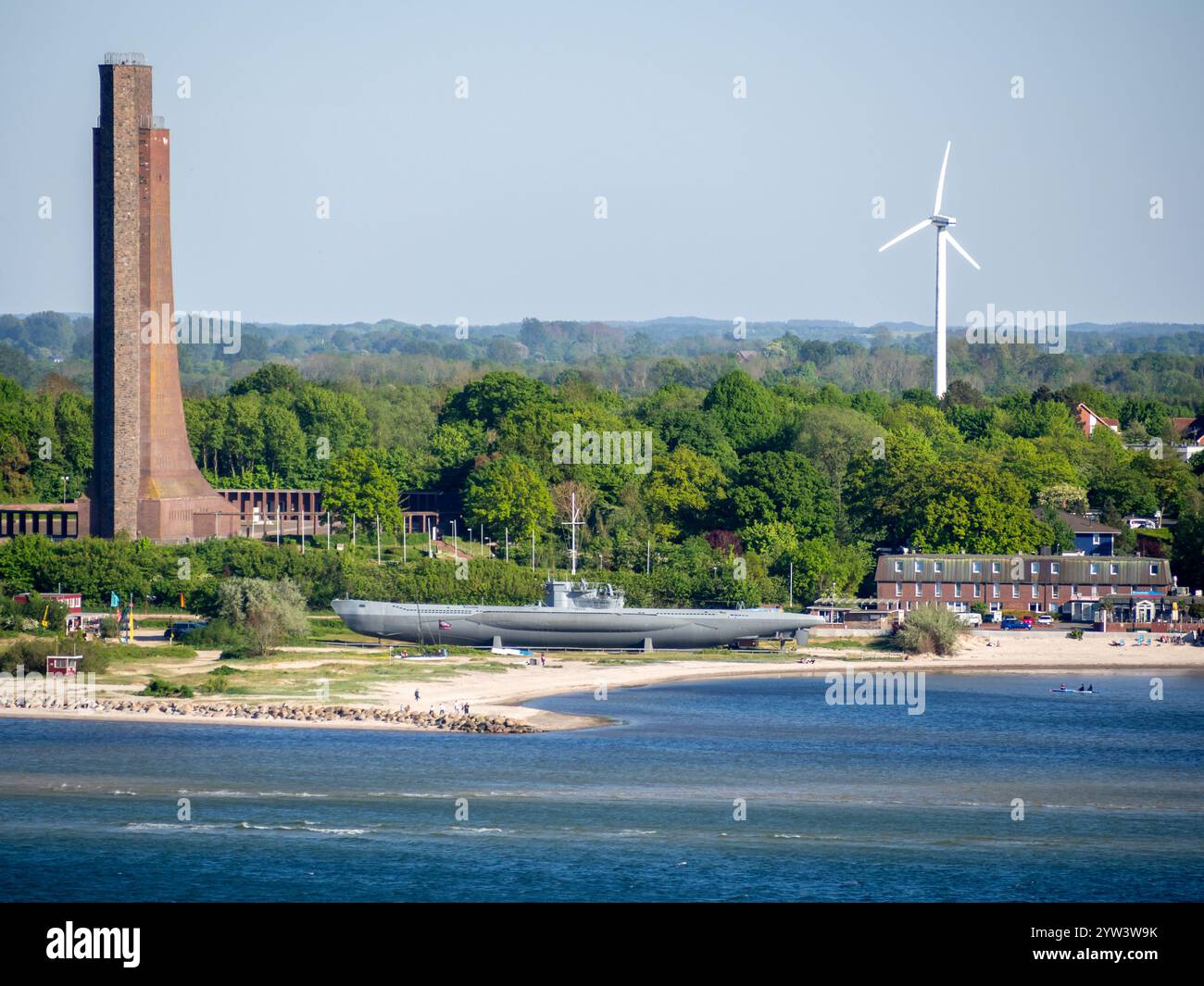 72 mètres (236 pieds) Laboe Naval Memorial et U-Boat 995 navire-musée avec paddle Boarders au premier plan et une grande éolienne en arrière-plan. Banque D'Images