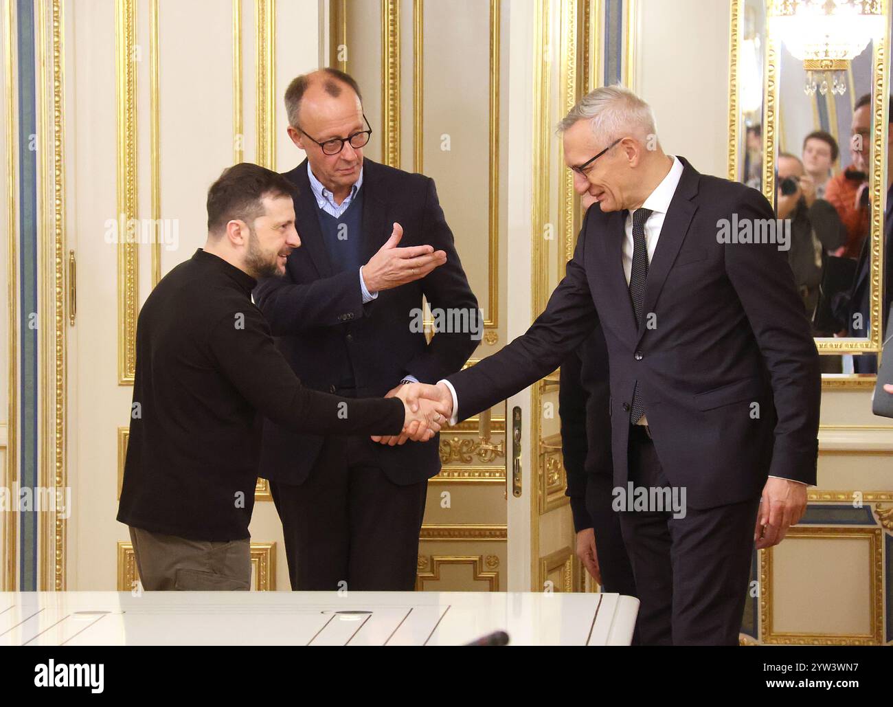 KIEV, UKRAINE - 9 DÉCEMBRE 2024 - le président ukrainien Volodymyr Zelenskyy et le candidat chancelier allemand, leader de l'Union chrétienne-démocrate Friedrich Merz (de gauche à droite) sont photographiés lors de leur rencontre à Kiev, capitale de l'Ukraine. Banque D'Images