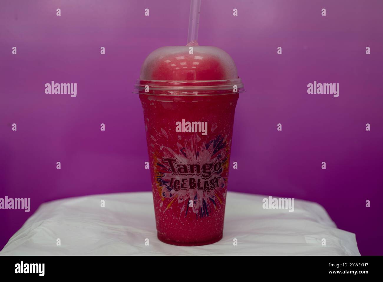 Bubblegum Tango Ice Blast dans un gobelet en plastique à emporter Banque D'Images