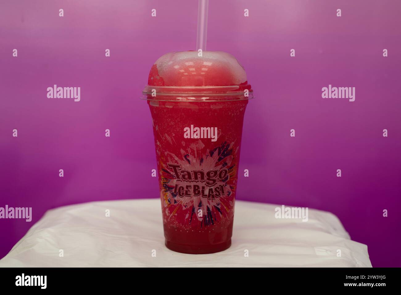 Cherry Tango Ice Blast dans un gobelet en plastique à emporter Banque D'Images