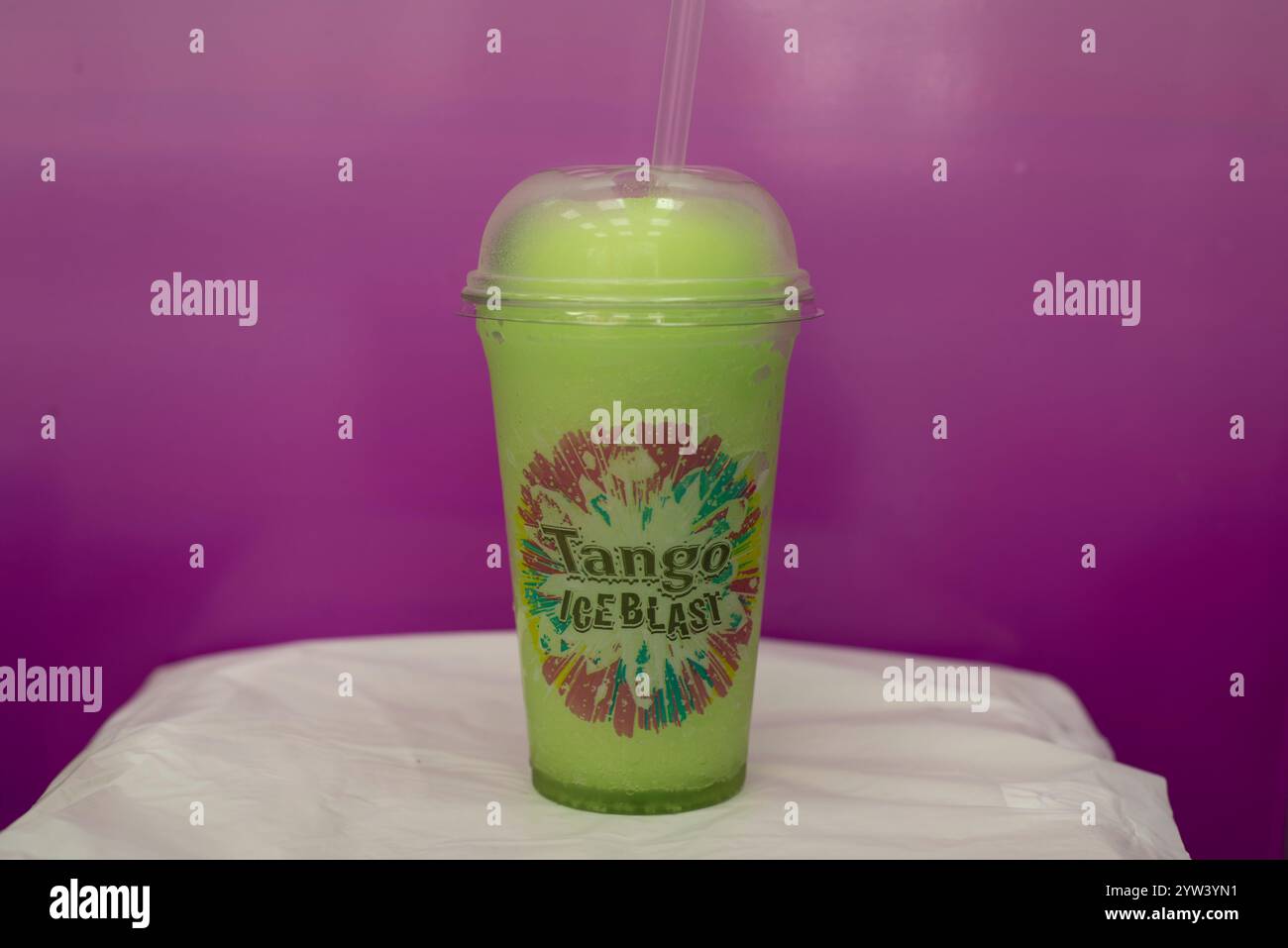 Strawberry & kiwi Tango Ice Blast dans une tasse à emporter en plastique Banque D'Images