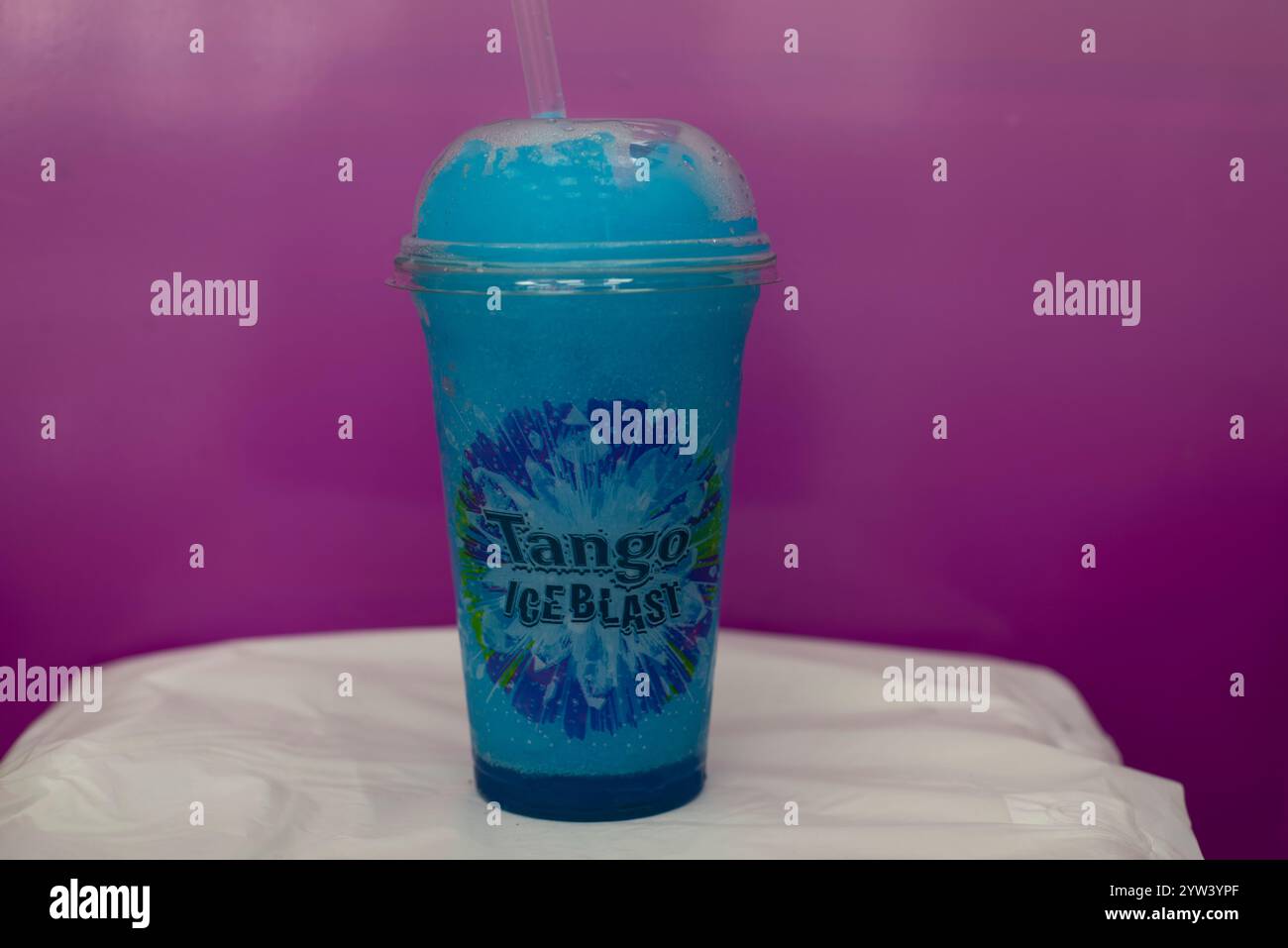 Raspberry Tango Ice Blast dans une tasse en plastique à emporter Banque D'Images