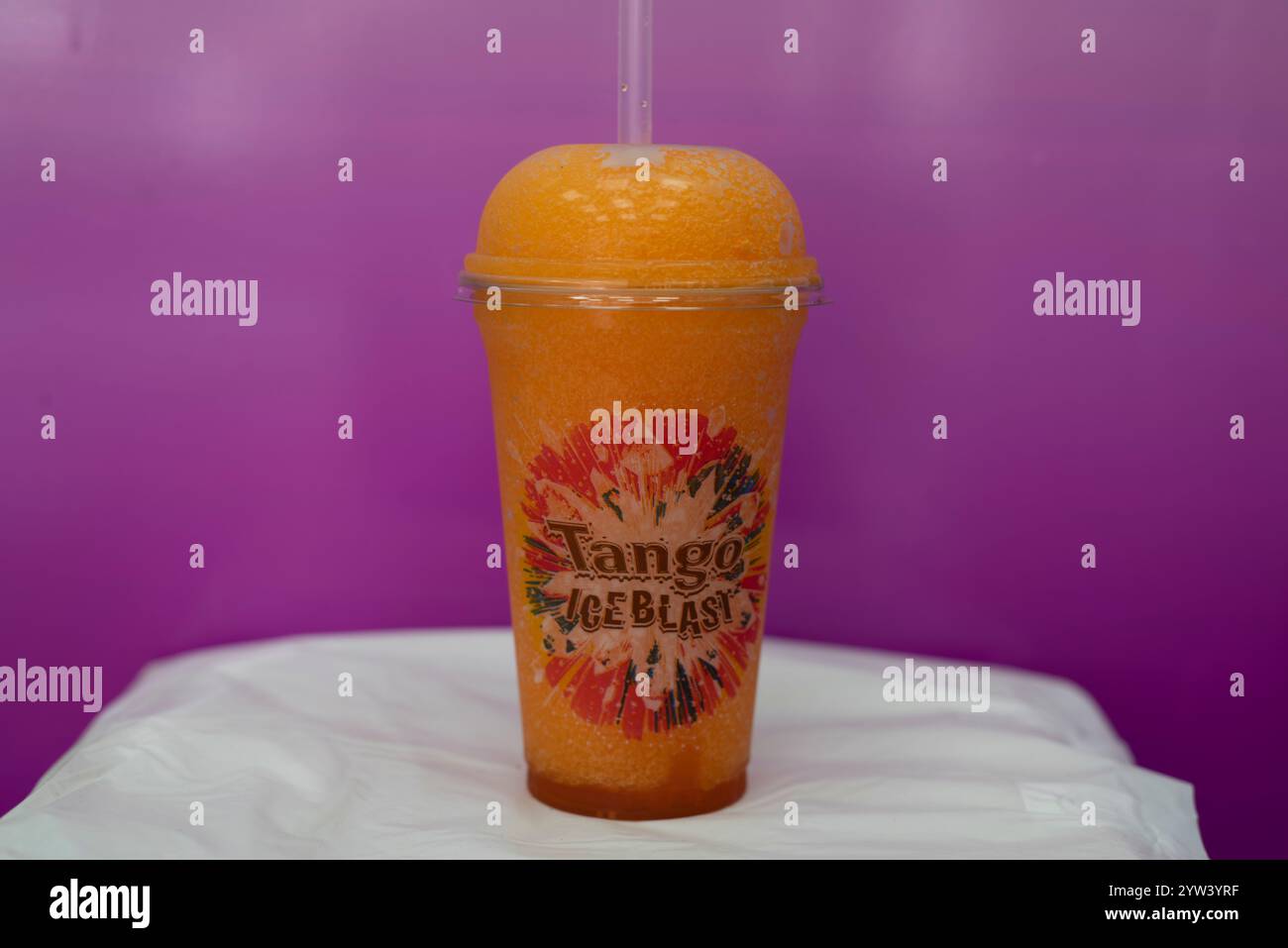 Orange Tango Ice Blast dans un gobelet en plastique à emporter Banque D'Images