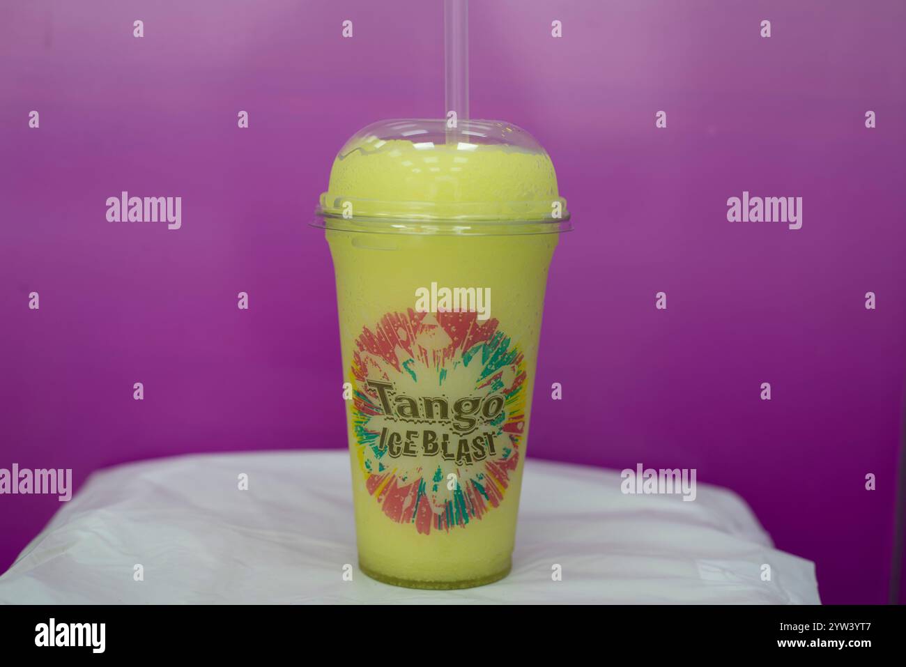 Lemon Tango Ice Blast dans une tasse en plastique à emporter Banque D'Images