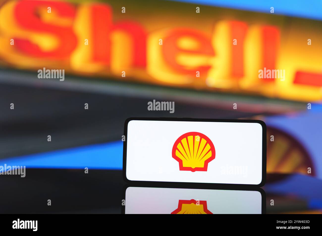 Logo de la société Shell affiché à l'écran. Kaunas, Lituanie - 5 décembre 2024 Banque D'Images