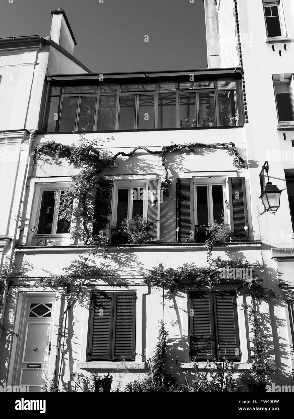 Maison Noire et Blanche avec volets, vignes et réverbère, 15 Rue Gabrielle, Montmartre, Paris, France, Europe, UE. Banque D'Images