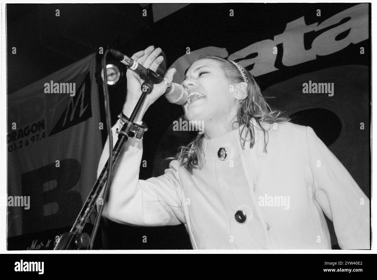 CATATONIA, CERYS MATTHEWS, JEUNE, UNIVERSITÉ DE CARDIFF, 1995 : Cerys Matthews de Catatonia jouant en direct avec leur premier single 'Sweet Catatonia' au terminal 396 de Cardiff University Students' Union le 17 mars 1995. Photo : Rob Watkins. INFO : Catatonia, un groupe de rock alternatif gallois dans les années 90, dirigé par Cerys Matthews, a gagné en renommée avec des tubes comme 'Mulder and Scully' et 'Road Rage'. Leur son éclectique, mêlant pop, rock et folk, solidifie leur place dans l'ère Britpop, mettant en valeur la voix distinctive de Matthews. Banque D'Images