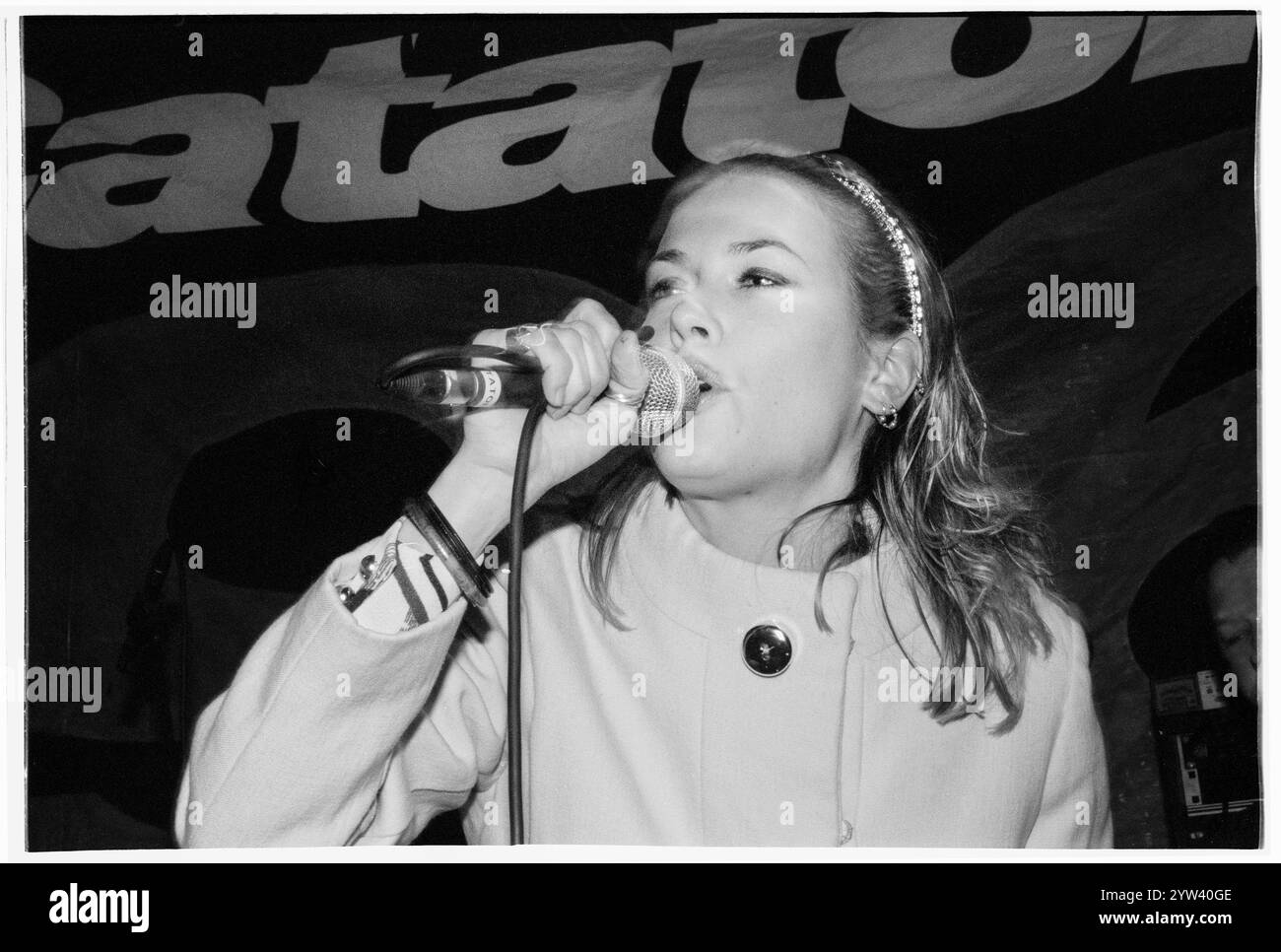 CATATONIA, CERYS MATTHEWS, JEUNE, UNIVERSITÉ DE CARDIFF, 1995 : Cerys Matthews de Catatonia jouant en direct avec leur premier single 'Sweet Catatonia' au terminal 396 de Cardiff University Students' Union le 17 mars 1995. Photo : Rob Watkins. INFO : Catatonia, un groupe de rock alternatif gallois dans les années 90, dirigé par Cerys Matthews, a gagné en renommée avec des tubes comme 'Mulder and Scully' et 'Road Rage'. Leur son éclectique, mêlant pop, rock et folk, solidifie leur place dans l'ère Britpop, mettant en valeur la voix distinctive de Matthews. Banque D'Images
