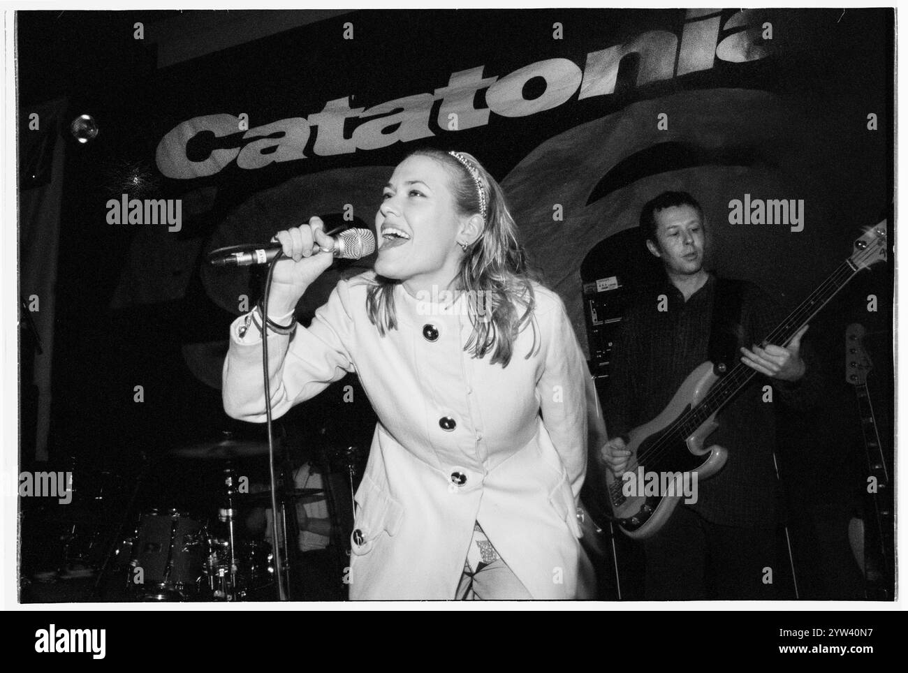 CATATONIA, CERYS MATTHEWS, JEUNE, UNIVERSITÉ DE CARDIFF, 1995 : Cerys Matthews de Catatonia jouant en direct avec leur premier single 'Sweet Catatonia' au terminal 396 de Cardiff University Students' Union le 17 mars 1995. Photo : Rob Watkins. INFO : Catatonia, un groupe de rock alternatif gallois dans les années 90, dirigé par Cerys Matthews, a gagné en renommée avec des tubes comme 'Mulder and Scully' et 'Road Rage'. Leur son éclectique, mêlant pop, rock et folk, solidifie leur place dans l'ère Britpop, mettant en valeur la voix distinctive de Matthews. Banque D'Images