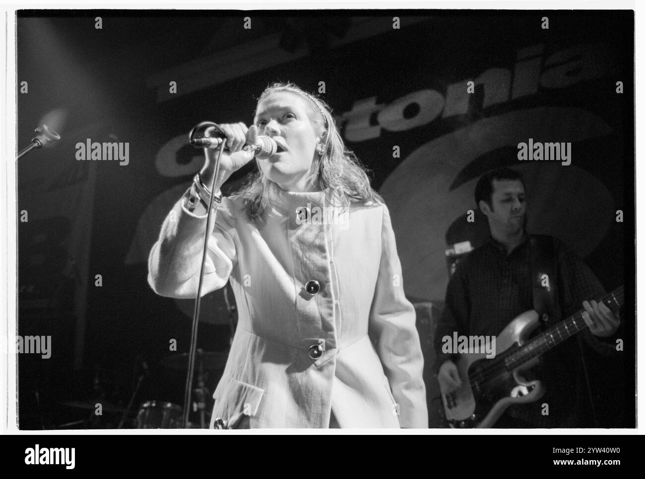 CATATONIA, CERYS MATTHEWS, JEUNE, UNIVERSITÉ DE CARDIFF, 1995 : Cerys Matthews de Catatonia jouant en direct avec leur premier single 'Sweet Catatonia' au terminal 396 de Cardiff University Students' Union le 17 mars 1995. Photo : Rob Watkins. INFO : Catatonia, un groupe de rock alternatif gallois dans les années 90, dirigé par Cerys Matthews, a gagné en renommée avec des tubes comme 'Mulder and Scully' et 'Road Rage'. Leur son éclectique, mêlant pop, rock et folk, solidifie leur place dans l'ère Britpop, mettant en valeur la voix distinctive de Matthews. Banque D'Images