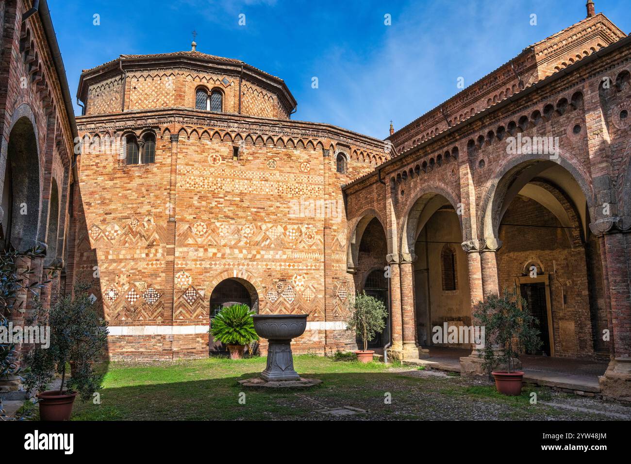Cour de Pilate avec extérieur de l'église du Saint-Sépulcre - Basilique Santo Stefano à Bologne, région d'Emilie-Romagne du nord de l'Italie Banque D'Images
