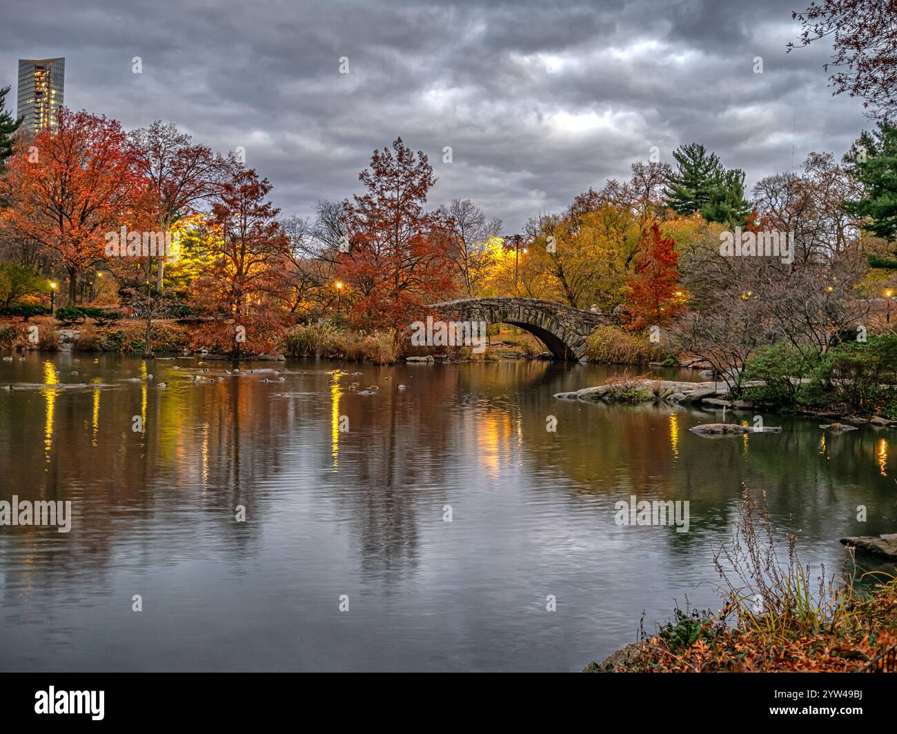 Pont de Gapstow dans Central Park tôt le matin à la fin de l'automne Banque D'Images
