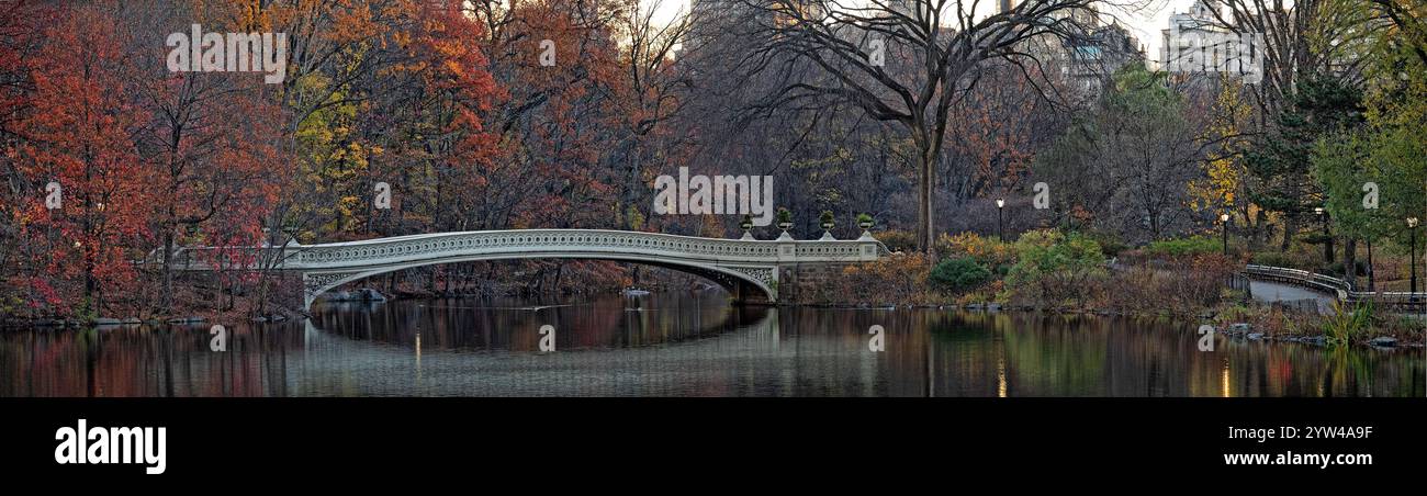 Bow bridge, Central Park, New York City à la fin de l'automne Banque D'Images