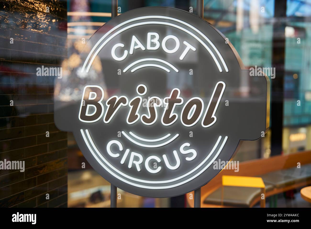 Gros plan du centre commercial Neon Sign Advertising Cabot Circus à Bristol au Royaume-Uni Banque D'Images