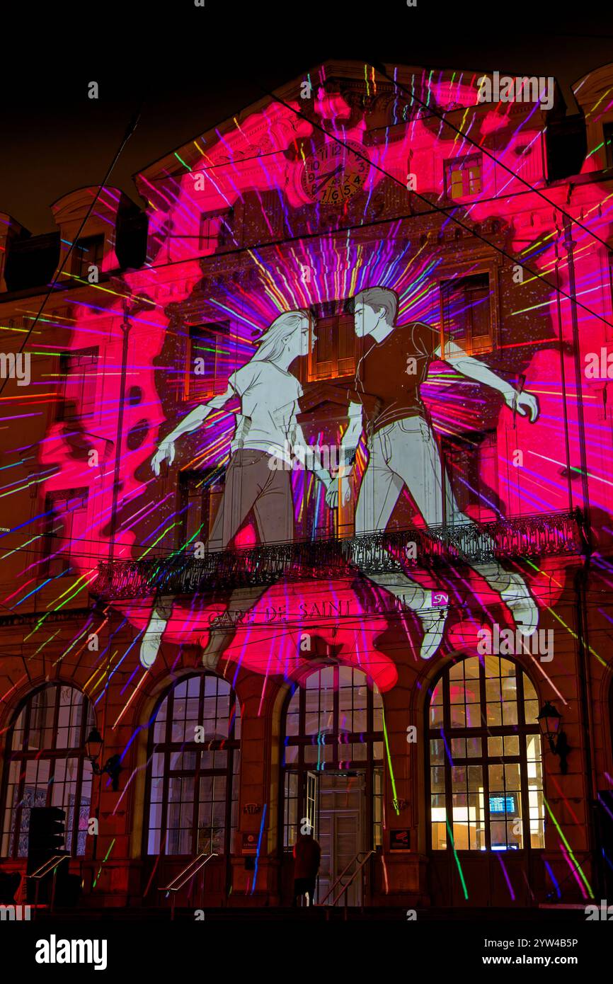 LYON, 8 décembre 2024 : Fête des lumières en gare Saint-Paul. Festival révèle la beauté de Lyon à la tombée de la nuit chaque année vers décembre Banque D'Images
