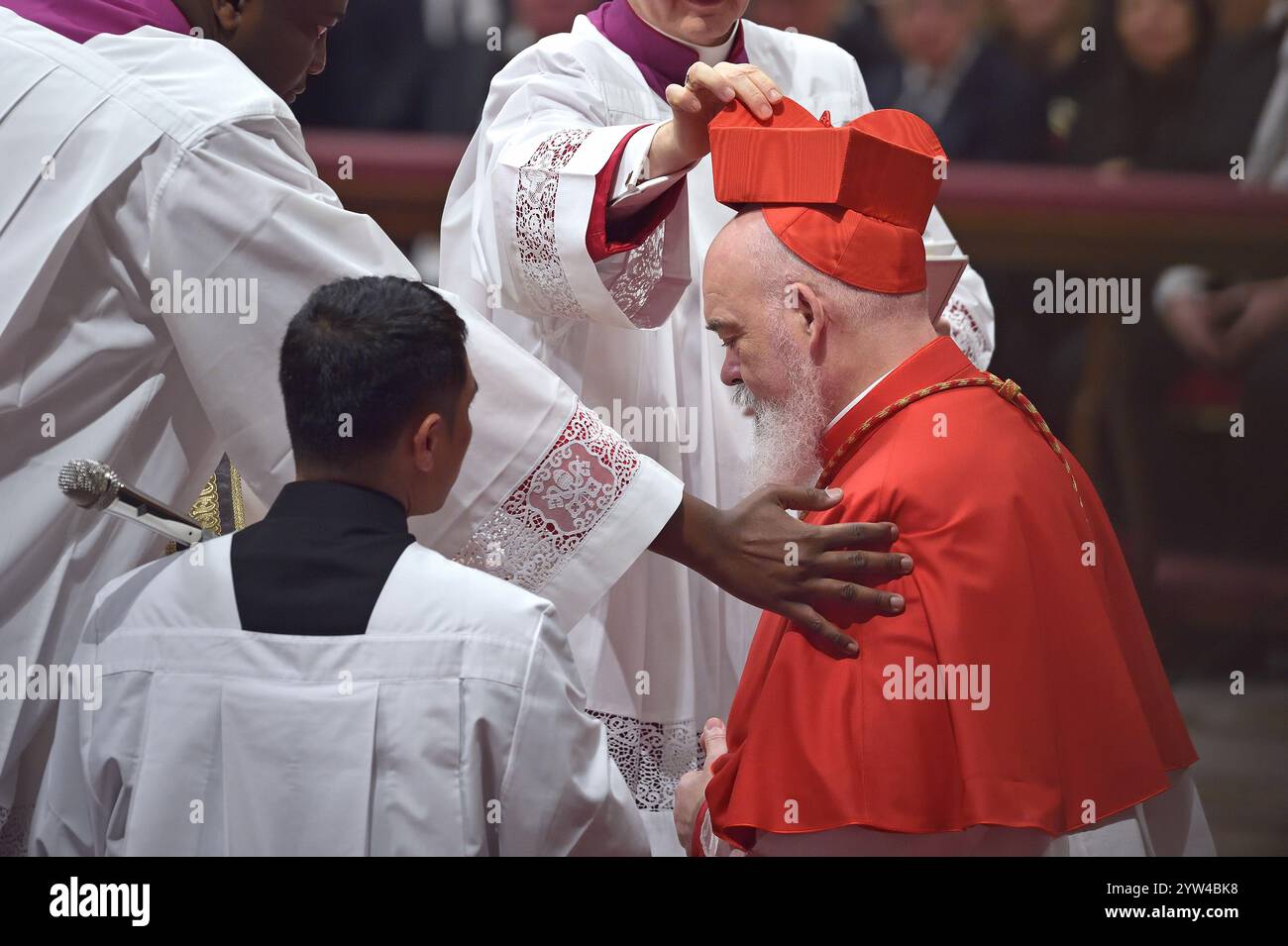 Cité du Vatican, Vatican. 07 décembre 2024. Le pape François nomme Cardinal Ispahan Dominique Joseph Mathieu, lors du Consistoire pour la création de nouveaux cardinaux à la Basilique Pierre le 07 décembre 2024 à la Cité du Vatican. Crédit : dpa/Alamy Live News Banque D'Images