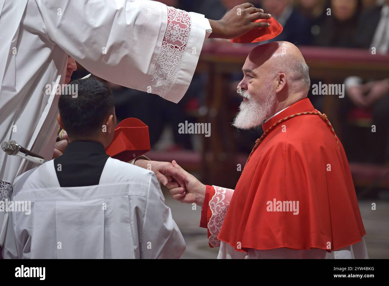 Cité du Vatican, Vatican. 07 décembre 2024. Le pape François nomme Cardinal Ispahan Dominique Joseph Mathieu, lors du Consistoire pour la création de nouveaux cardinaux à la Basilique Pierre le 07 décembre 2024 à la Cité du Vatican. Crédit : dpa/Alamy Live News Banque D'Images