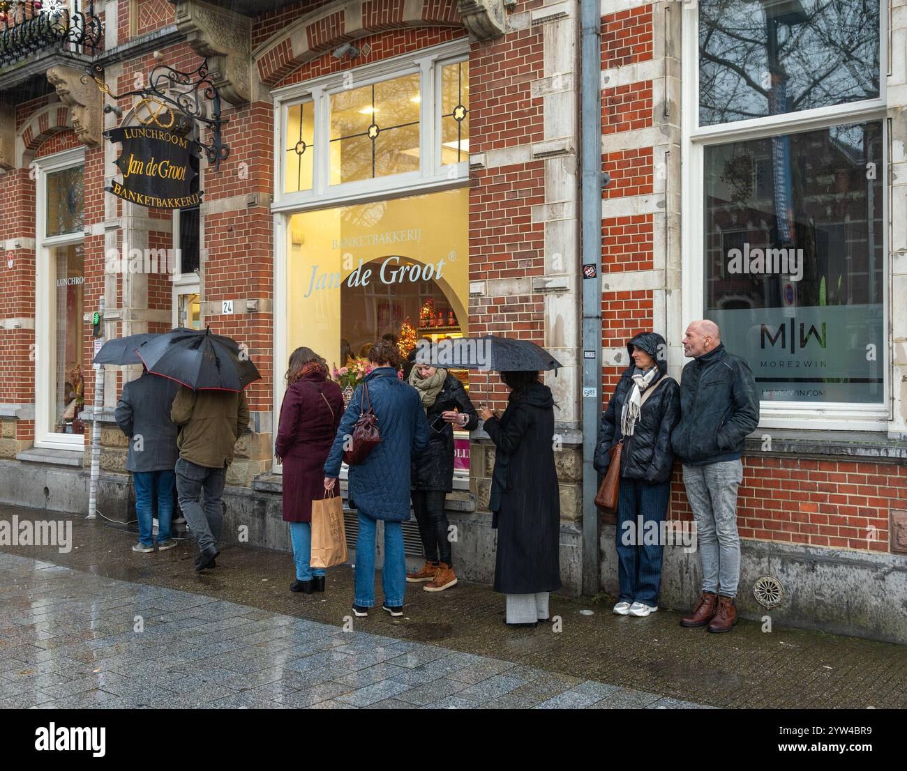 Den Bosch, pays-Bas, 07.12.2024, queue devant la confiserie Jan de Groot célèbre pour sa pâtisserie appelée Bossche bol Banque D'Images