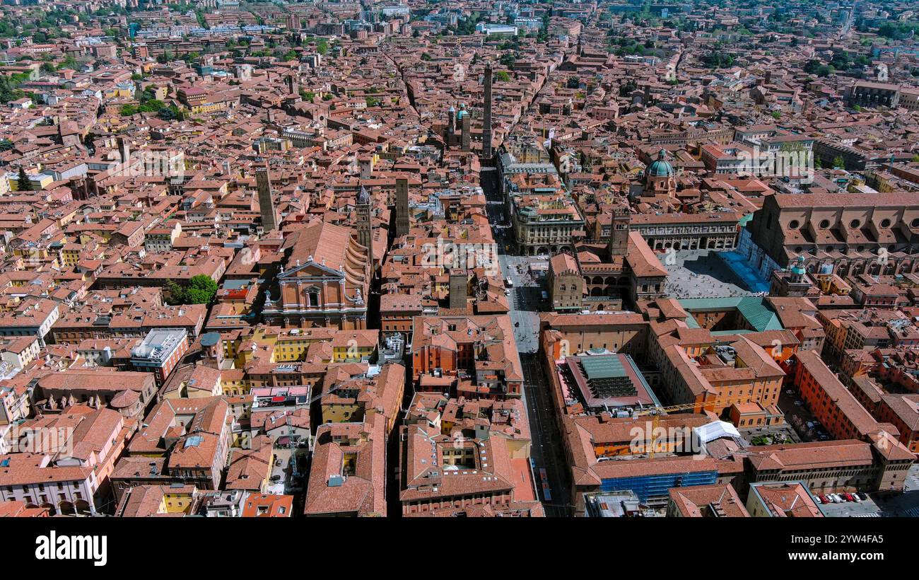Une vue aérienne à couper le souffle sur le cœur historique de Bologne avec Piazza Maggiore, les deux tours et une architecture médiévale époustouflante Banque D'Images