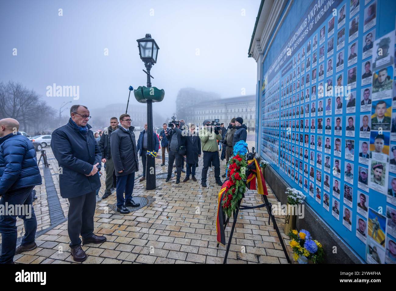 Kiew, Ukraine. 09th Dec, 2024. Friedrich Merz (à gauche), candidat de la CDU à la chancelière et président fédéral de la CDU, se tient à côté de Kristen Michal (2e à partir de la gauche), premier ministre d'Estonie, au mur du souvenir des soldats morts dans la guerre sur la place Michael. Merz passe une journée dans la capitale ukrainienne. Crédit : Michael Kappeler/dpa/Alamy Live News Banque D'Images