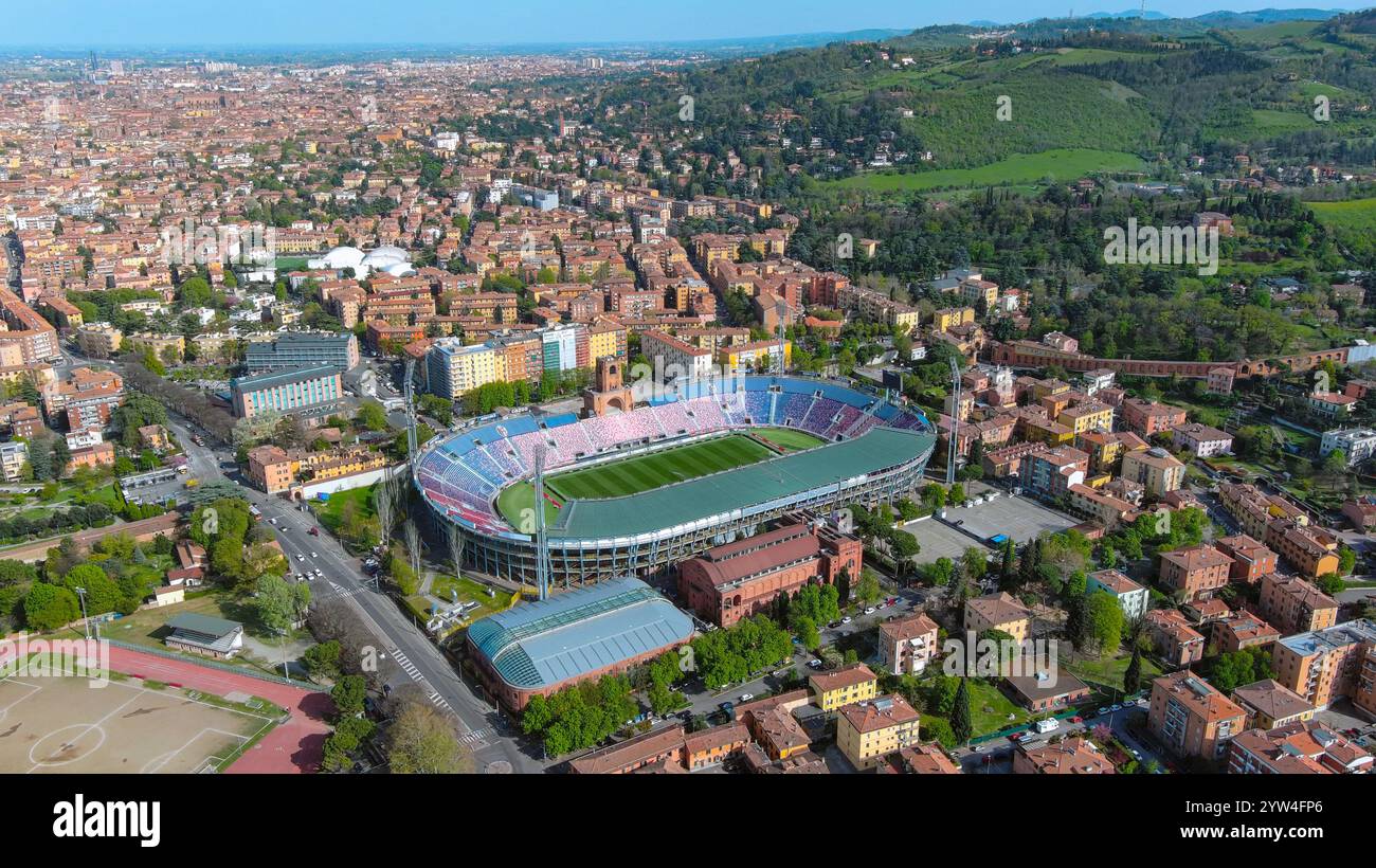 Une vue aérienne époustouflante du célèbre stade Renato Dall'Ara de Bologne, entouré d'un paysage urbain animé et de collines verdoyantes. Charmez ville italienne historique Banque D'Images