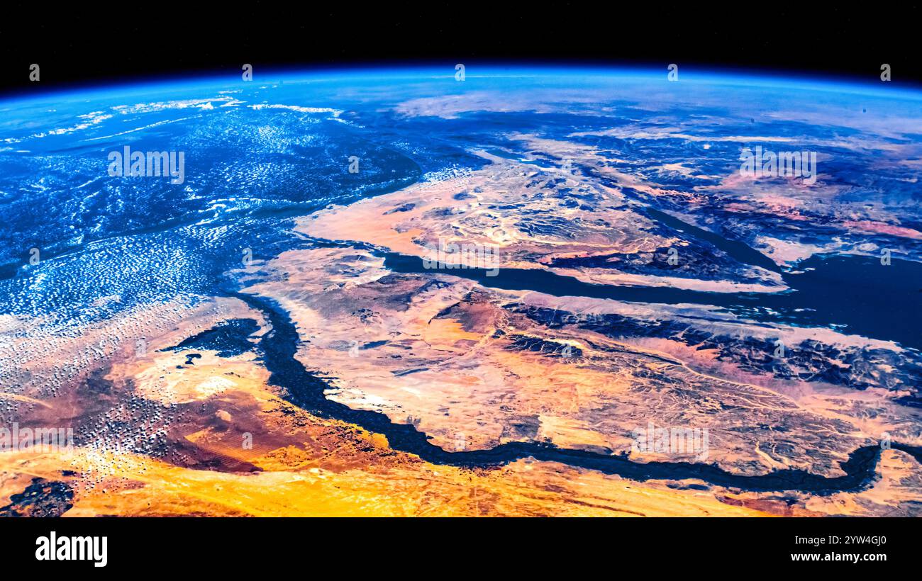 Horizon de la planète Terre vu de l'espace. Caractéristiques du terrain en Egypte. Amélioration numérique d'une image par la NASA Banque D'Images