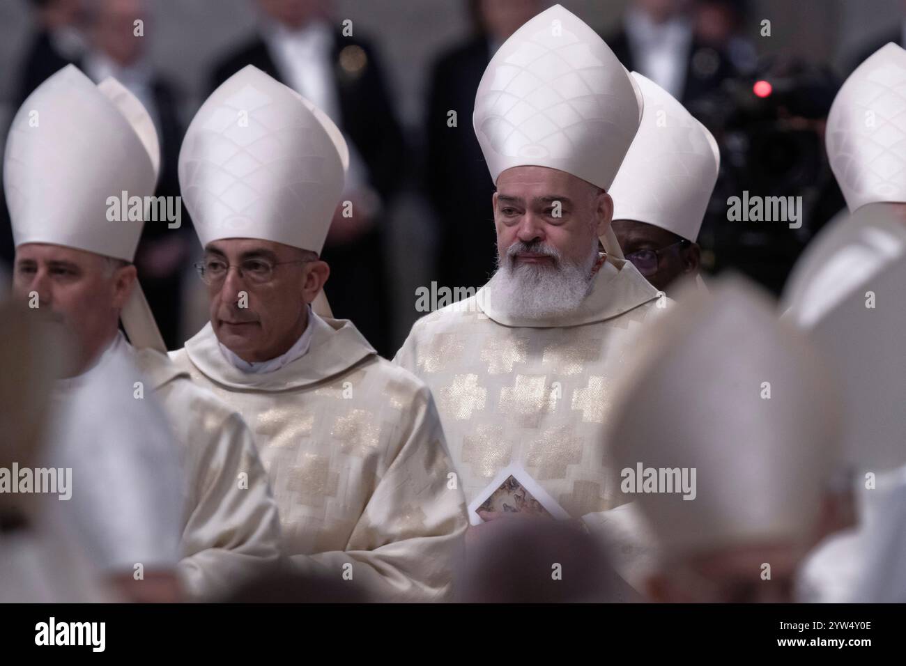 Cité du Vatican, Vatican, 07/12/2024. Le cardinal Dominique Joseph Mathieu, nouvellement nommé, assiste à une messe dirigée par le pape François à la basilique Pierre du Vatican. Maria Grazia Picciarella/Alamy Live News Banque D'Images