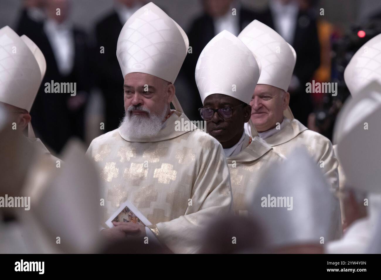 Cité du Vatican, Vatican, 07/12/2024. Les cardinaux nouvellement nommés Dominique Joseph Mathieu, Ignace Bessi Dogbo et Ladislav Nemet assistent à une messe dirigée par le pape François à la basilique Pierre au Vatican. Maria Grazia Picciarella/Alamy Live News Banque D'Images