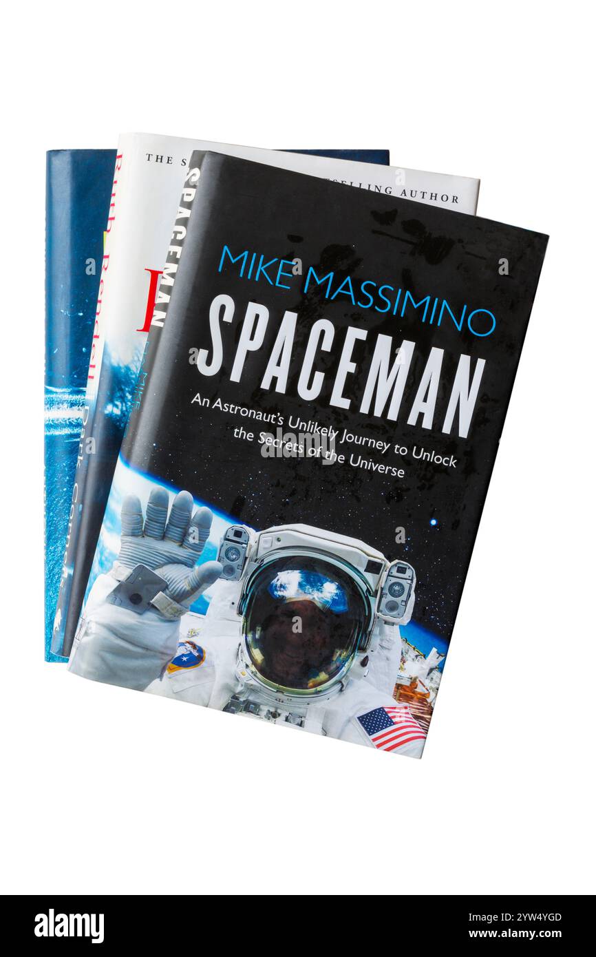 Sélection de livres reliés avec le livre Spaceman de Mike Massimino sur le dessus isolé sur fond blanc - voyage improbable d'un astronaute Banque D'Images