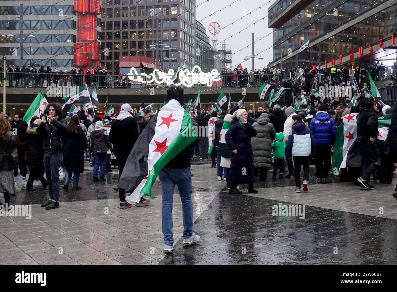 Stockholm, Suède - 12/2024 : manifestation et célébration du peuple syrien sur la place Sergels Torg, le jour de la chute du régime Assad en Syrie Banque D'Images