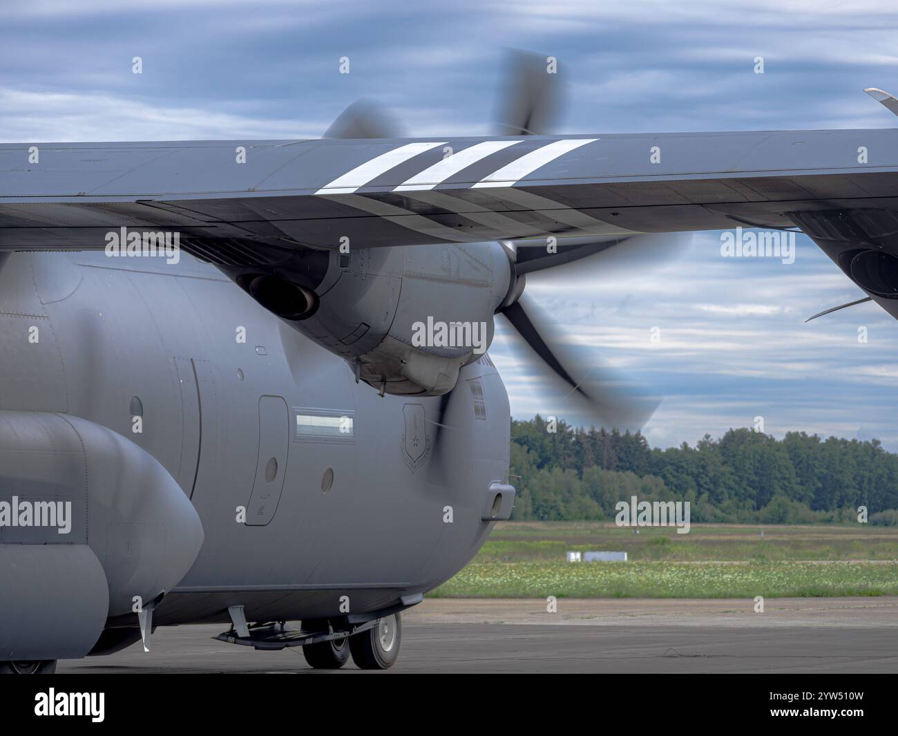 Un C-130 Hercules de l'US Air Force lors d'un exercice de l'OTAN : avion de transport militaire emblématique en action, livrant troupes, équipement et fournitures Banque D'Images