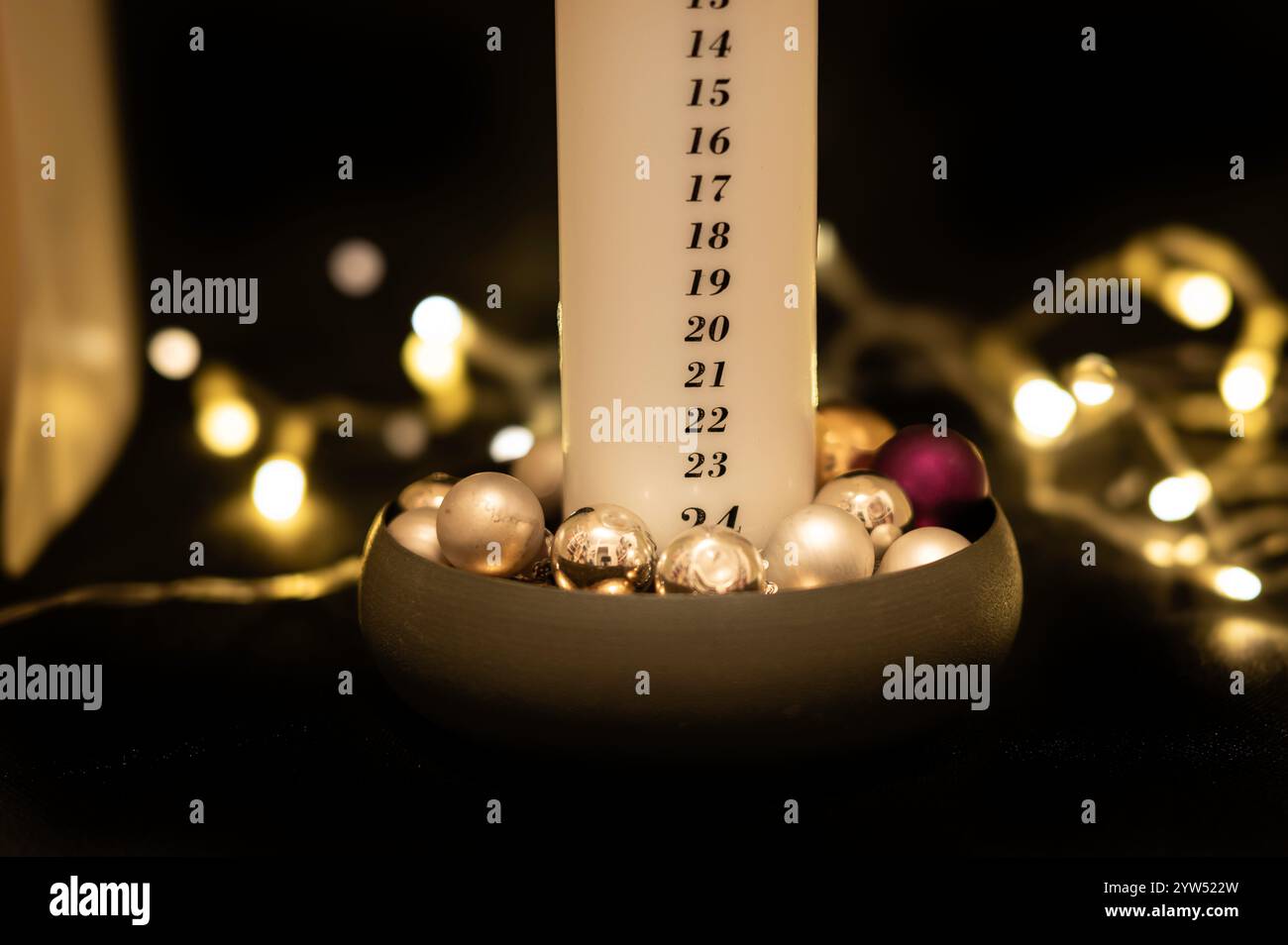 bougie calendrier danois dans un bol avec des boules de verre Banque D'Images