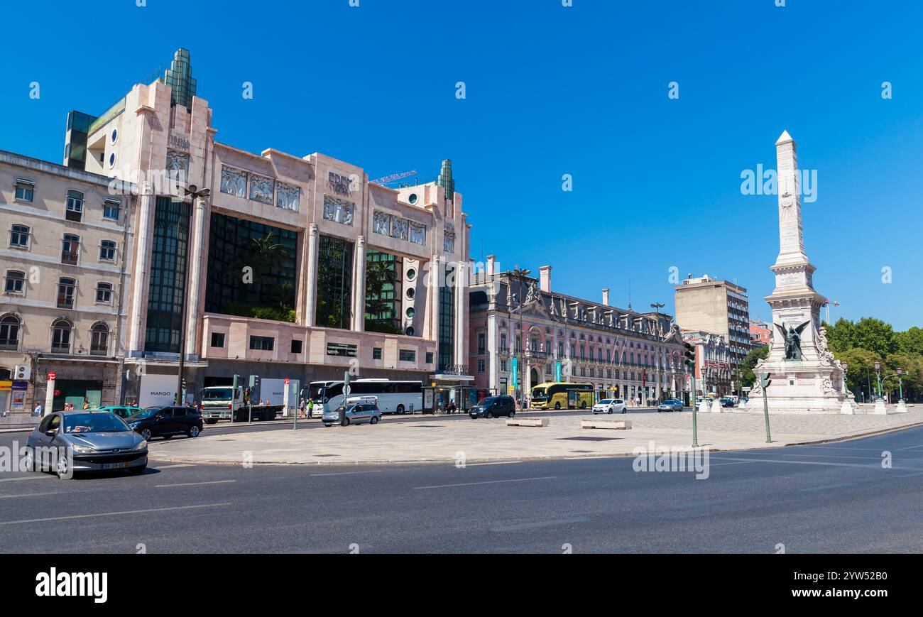 Lisbonne, Portugal - 15 août 2017 : vue sur la place Restauradores avec la façade du Teatro Eden par une journée ensoleillée, les gens ordinaires marchent dans la rue Banque D'Images