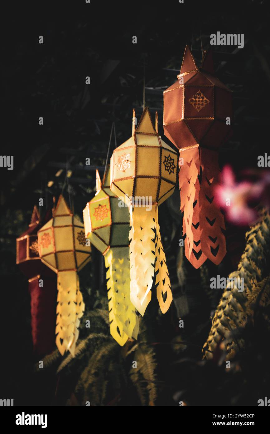 Lanternes brillantes pendant le festival Loy Krathong et Yi Peng. Photo de haute qualité Banque D'Images