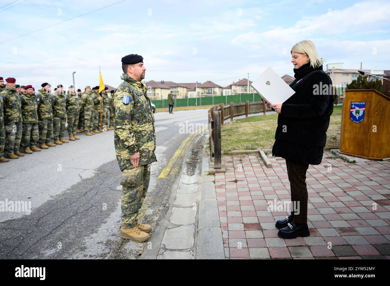 Pristina, RKS, Verteidigungsministerin Tanner besucht die Österreichischen Truppen im, Kosovo. 09th Dec, 2024. im Bild Bundesministerin für Landesverteidigung Mag. Klaudia Tanner (ÖVP) // Ministre fédéral de la Défense Mag. Klaudia Tanner (parti du peuple autrichien) lors de la visite du ministre de la Défense Tanner aux troupes autrichiennes au Kosovo. Pristina, Kosovo le 2024/12/09. - 20241209 PD4727 crédit : APA-PictureDesk/Alamy Live News Banque D'Images