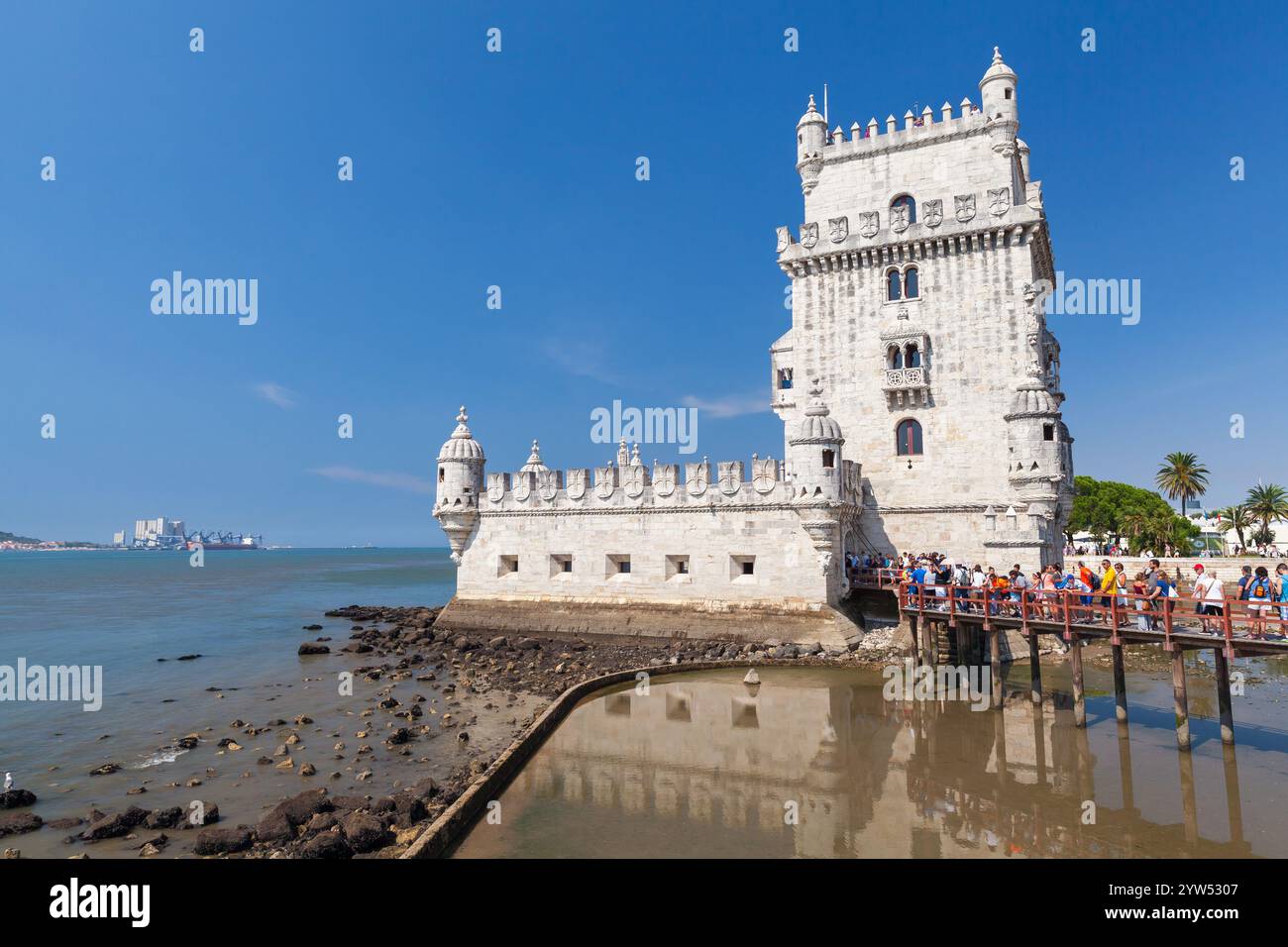 Lisbonne, Portugal - 13 août 2017 : des foules de touristes attendent près de la tour de Belem ou de la tour de Saint-Vincent Banque D'Images