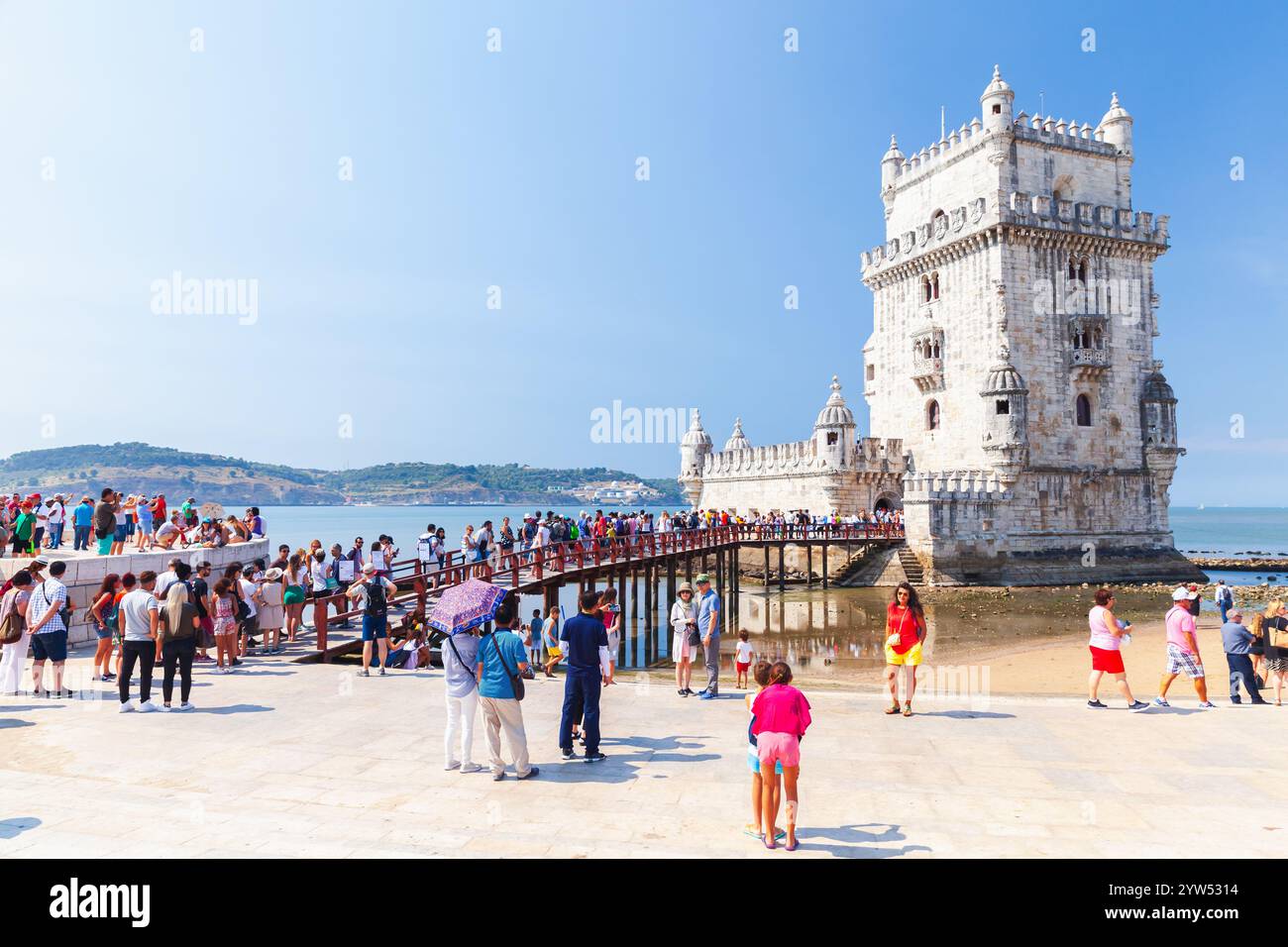 Lisbonne, Portugal - 13 août 2017 : beaucoup de touristes attendent dans la file d'attente à la tour de Belem ou à la tour de Saint-Vincent, l'une des attractions touristiques les plus populaires Banque D'Images