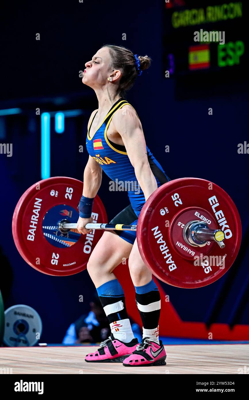 Marta Garcia Rincon, espagnole, concourt dans la catégorie Snatch, 45 kg féminin lors des Championnats du monde IWF 2024 à l'IWF Arena à Manama, Bahreïn, le 06 décembre 2024. Banque D'Images