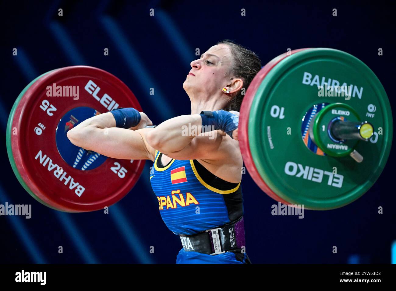 Marta Garcia Rincon, de l'Espagne, concourt en Clean & Jerk, dans la catégorie féminine de 45 kg lors des Championnats du monde IWF 2024 à l'IWF Arena de Manama, Bahreïn, le 06 décembre 2024. Banque D'Images