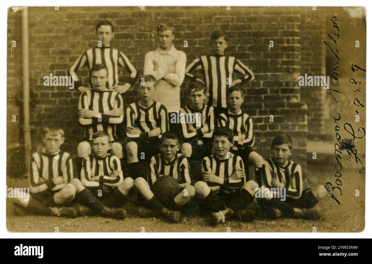 Carte postale originale de l'ère édouardienne en plein air portarit d'une jeune équipe de football du Hertfordshire - de jeunes footballeurs posent pour une photo avec leur ballon de football, portant leurs maillots rayés de l'équipe, « Boxmoor Ramblers FC (Football Club) 1908-9 » écrit sur le devant. Boxmoor, Hemel Hempstead, Angleterre, Royaume-Uni Banque D'Images