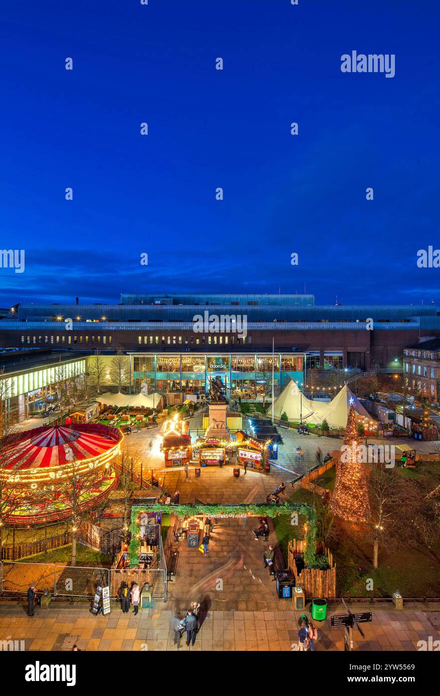 Vue au crépuscule du marché de Noël et des lumières de Noël sur Old Eldon Square, Newcastle upon Tyne, vu depuis Eldon Square Banque D'Images