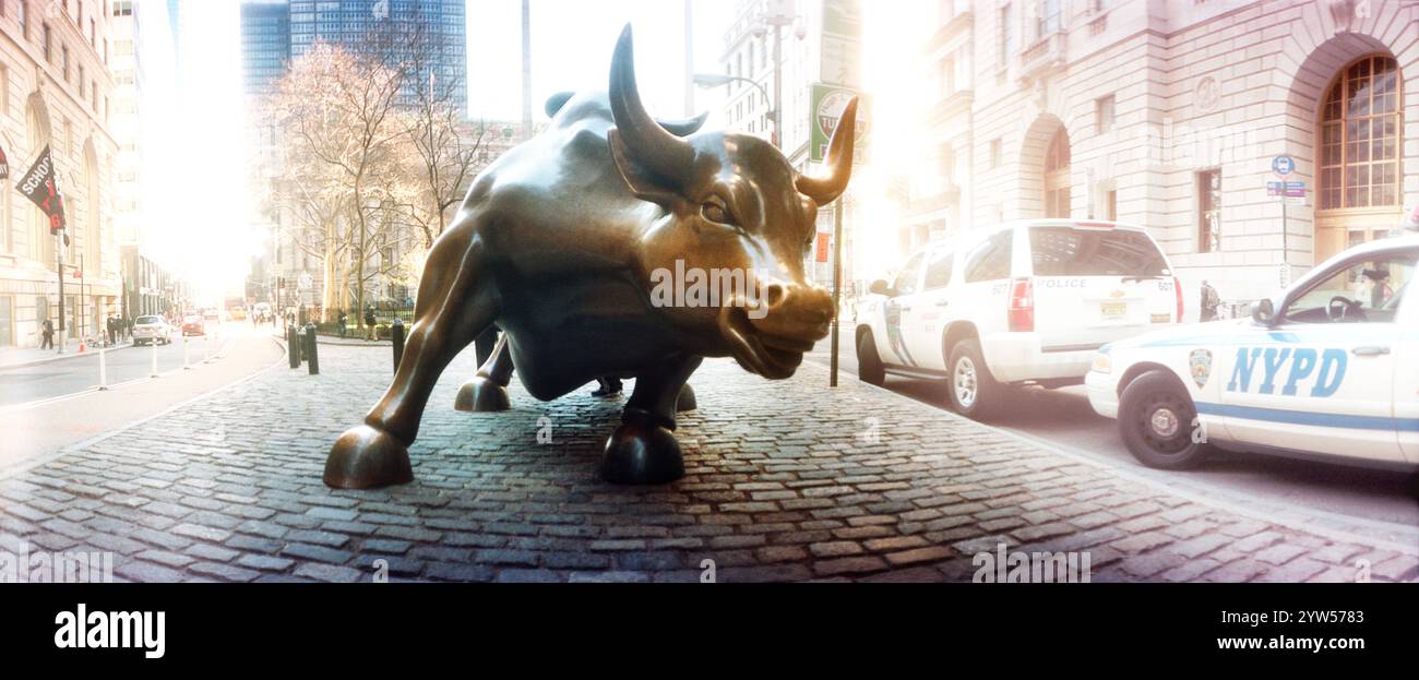 Image panoramique du taureau de Wall Street dans le centre de Manhattan, New York Banque D'Images